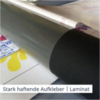 Ein unsichtbar auf der Folie angebrachtes Laminat schützt den Druck und die Farben von stark haftenden Aufklebern. 