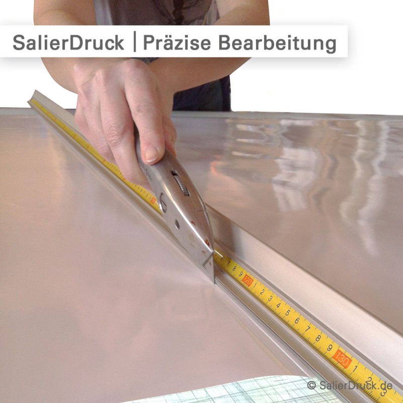 In der Druckerei wird die Digitaldruck Folie und Laminat oft auch per Hand geschnitten.