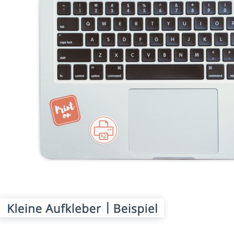 Ein kleiner Aufkleber mit modernen Design kann überall aufgebracht werden. Viele Nutzen diese Fläche zur Vermarktung Ihrer Marke. Als Beispiel sehen Sie hier einen kleinen Aufkleber auf einem Laptop...