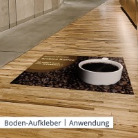 Ein Bodenaufkleber weißt potenzielle Kunden im Einkaufszentrum auf das neue Angebot des Coffee-Shops hin.