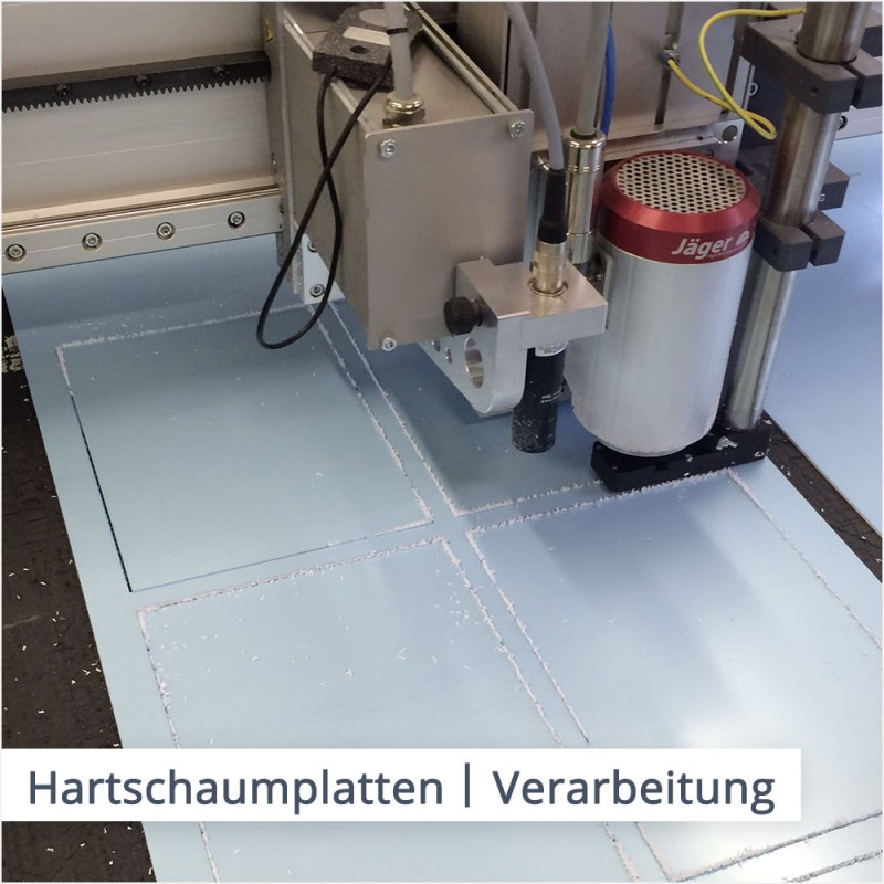 Wir verarbeiten Hartschaumplatten auf einer Flachbettfräse für einen individuellen Zuschnitt. 