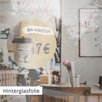 Die praktischen Fensteraufkleber werden hinter die Scheibe angebracht. Ähnlich wie in diesem Café können Sie so auf Ihr Angebot oder Ihre Zahlungsmethoden aufmerksam machen.