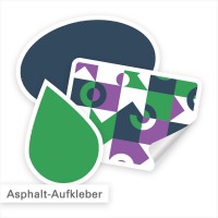 Aufkleber auf Asphalt wirken als Wegweiser.