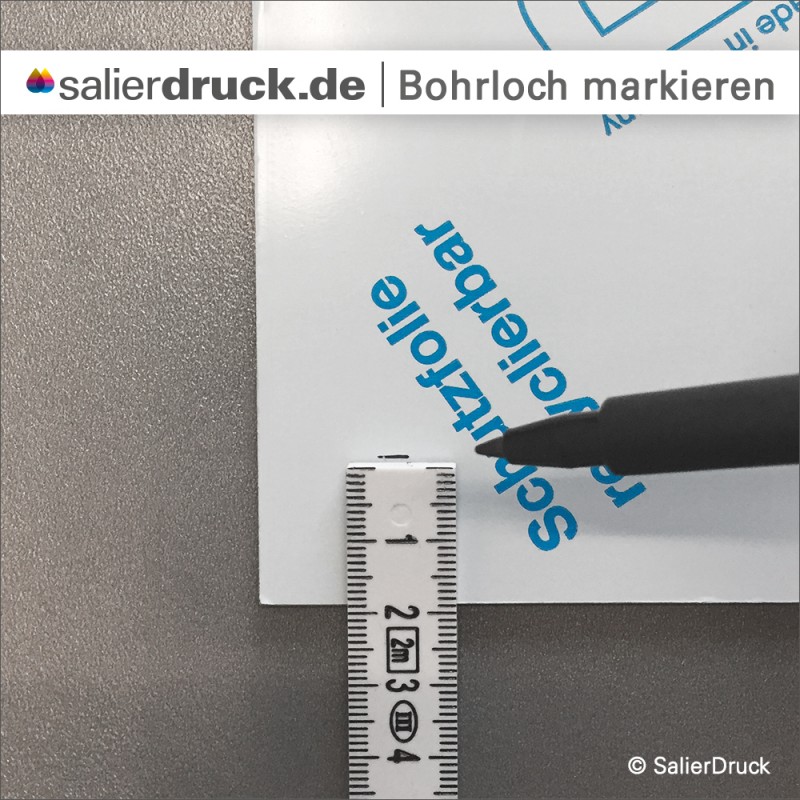 Richtig markiert: Den Abstand im gewünschten Maß abmessen und mit einem permanent Marker auf die Abdeckfolie zeichnen.